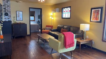 2 makuuhuonetta, työpöytä, silitysrauta/-lauta, vauvan matkasänky