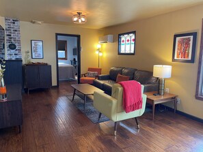 2 Schlafzimmer, Schreibtisch, Bügeleisen/Bügelbrett, Reisekinderbett