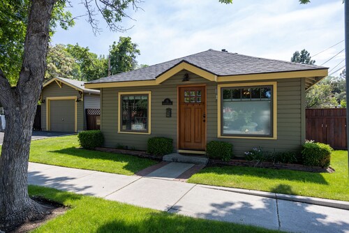 Historic Downtown Location │Heart of Bend │Walk Everywhere │Hot Tub │High Demand