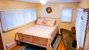 2 slaapkamers, een strijkplank/strijkijzer, gratis wifi, beddengoed