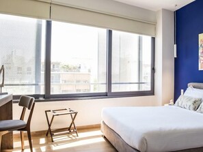 高档床上用品、客房内保险箱、办公桌、隔音