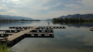Un lago calmo con moli di legno che si estendono nell'acqua.