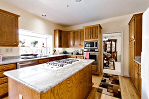 Fridge, microwave, oven, stovetop - Impressive Exec. Luxury Home. Pool & SPA. Beautiful, Clean, Spacious, Convenient (Union City)
