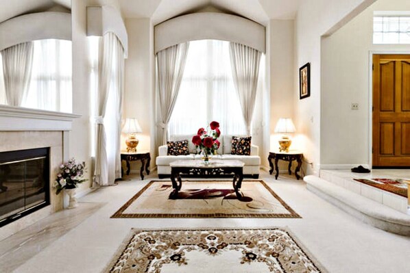 Interior - Impressive Exec. Luxury Home. Pool & SPA. Beautiful, Clean, Spacious, Convenient (Union City)