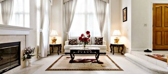 Impressive Exec. Luxury Home. Pool & SPA. Beautiful, Clean, Spacious, Convenient