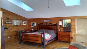 6 bedrooms, desk, travel crib, free WiFi - Hayward Lakefront - Gorgeous Cabin, Four Seasons of Fun for up to 21 guests (Hayward)