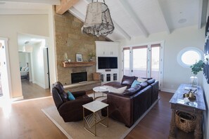 TV, fireplace - Playa Penthouse with Ocean Views (3 Bed/ 3.5 Bath) (Carpinteria)