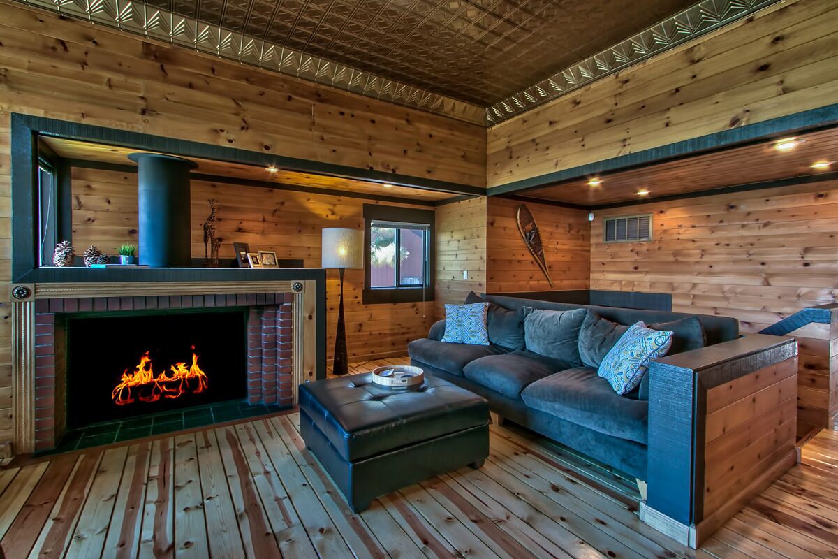 #1 SKIERS CHOICE! WALK TO CHAIRLIFT! SLEEPS 6, COZY AND CLEAN, VIEWS! 