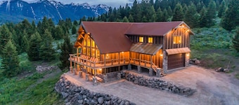 Soaring Eagle Lodge is Spacious with Stunning Views, Sleeps 20