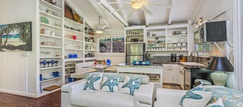 Gated cottage, 3 blocks to beach, A/C Close to Tunnels. Lots of outdoor space