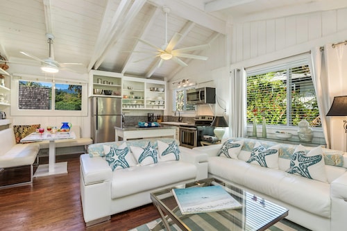 Gated cottage, 3 blocks to beach, A/C  Close to Tunnels. Lots of outdoor space