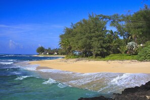 Beach nearby, sun-loungers, beach towels