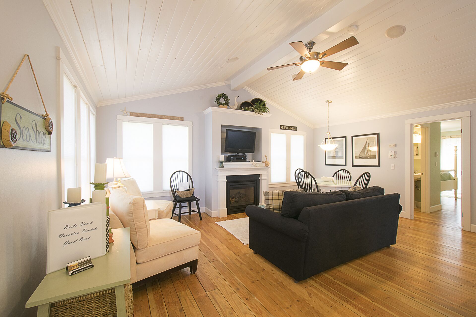 Cozy Cottage, HotTub, Steps to Beach, King Bed, Large Deck, Firepit