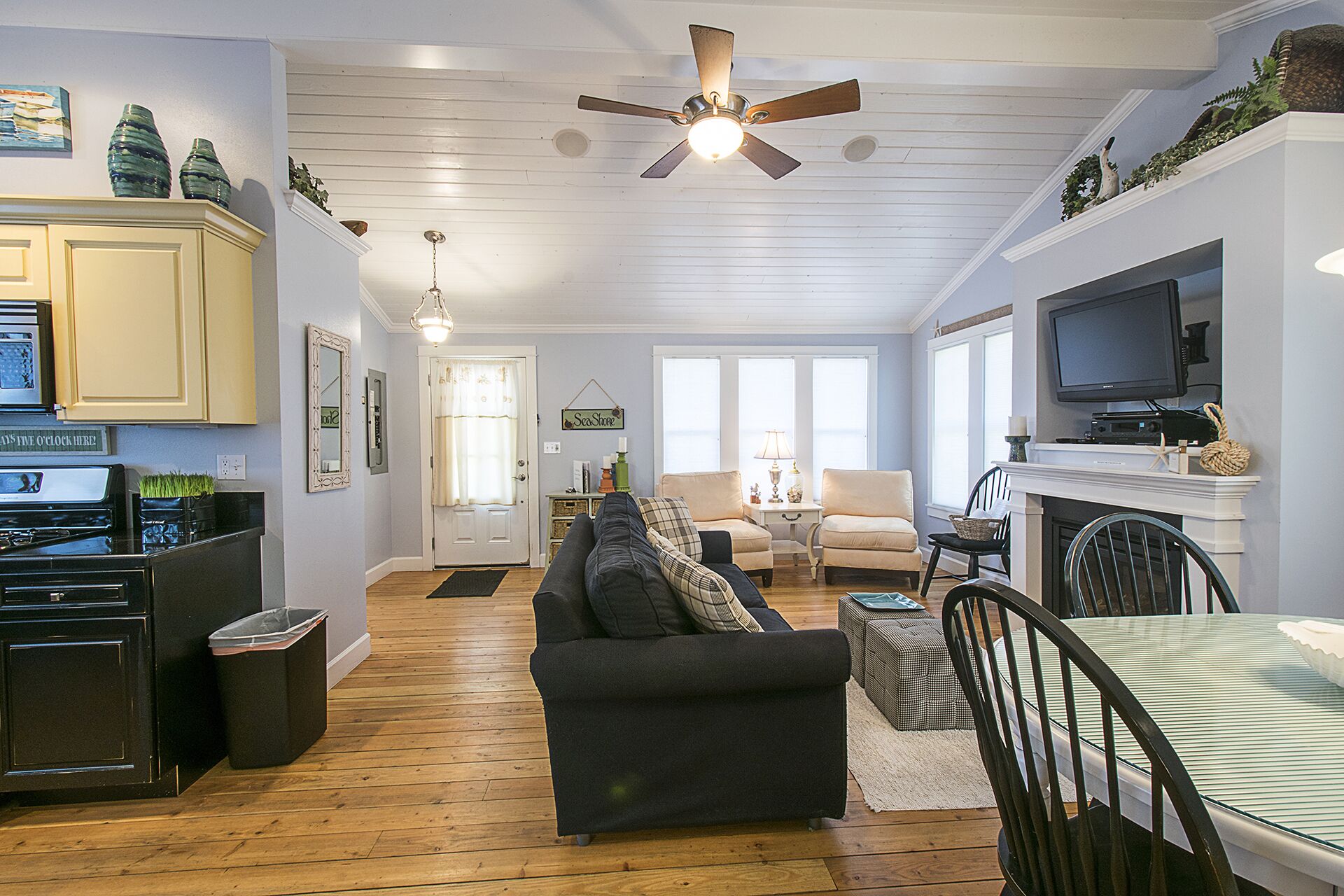 Cozy Cottage, HotTub, Steps to Beach, King Bed, Large Deck, Firepit