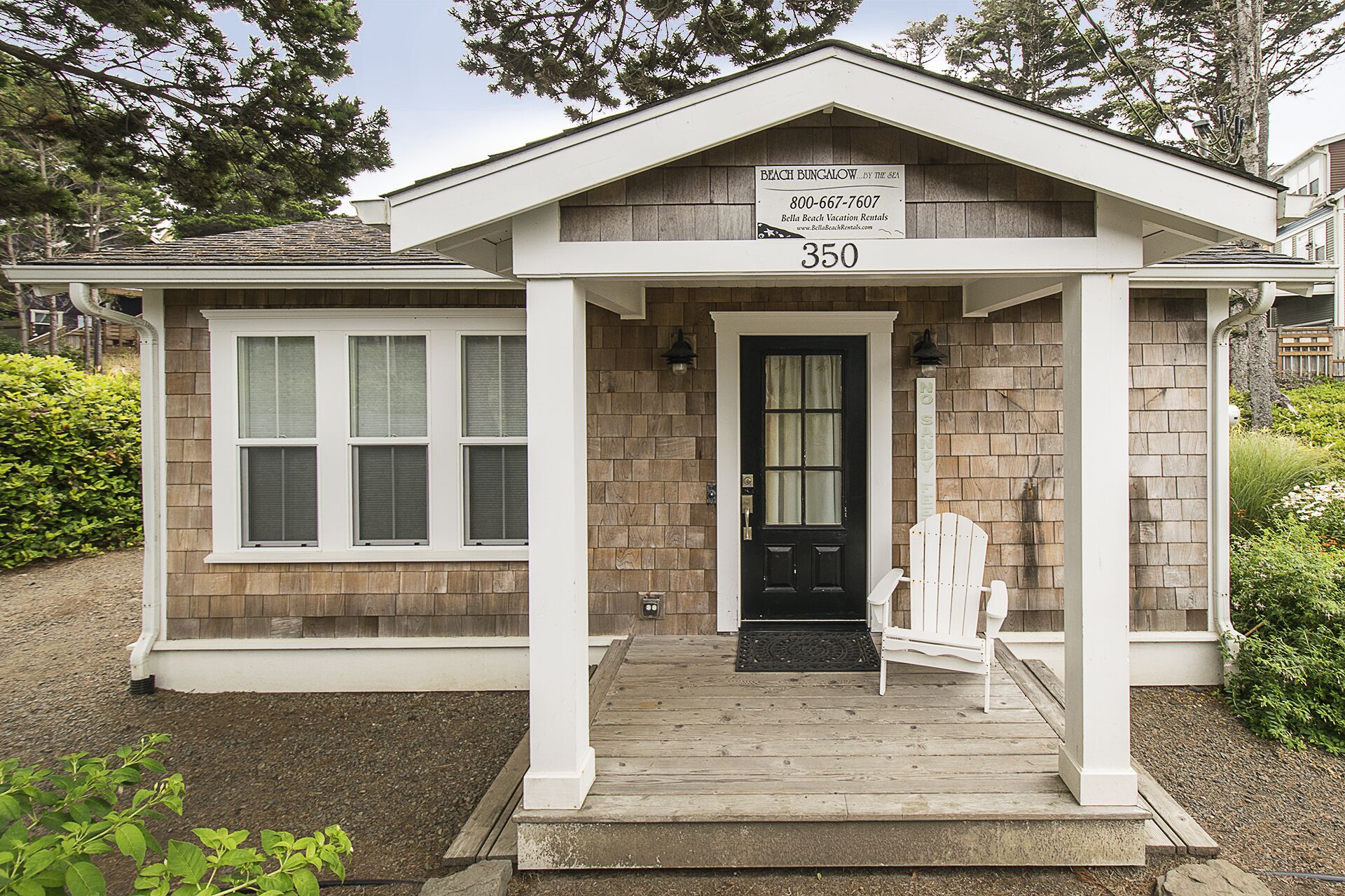 Cozy Cottage, HotTub, Steps to Beach, King Bed, Large Deck, Firepit
