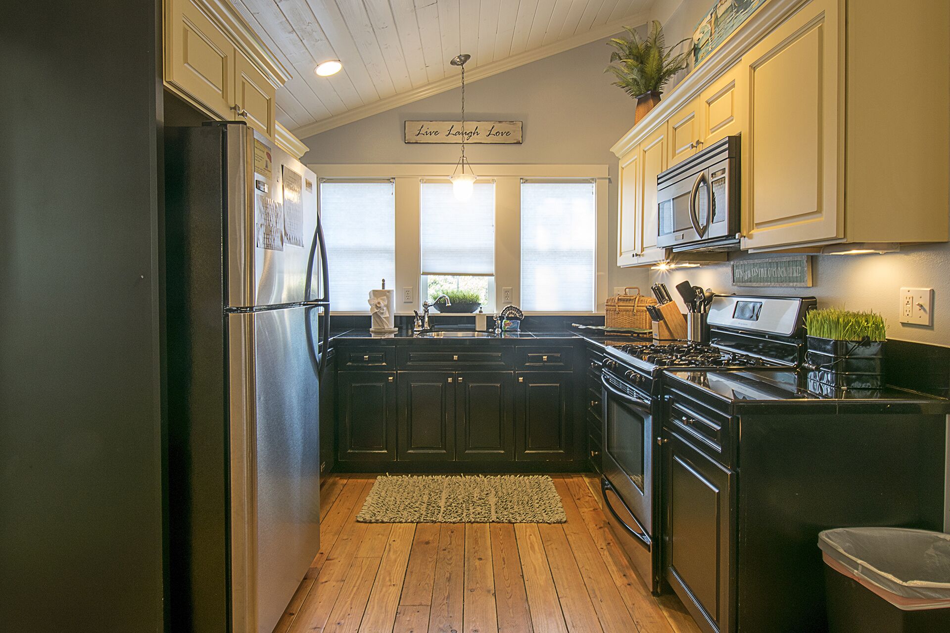 Cozy Cottage, HotTub, Steps to Beach, King Bed, Large Deck, Firepit