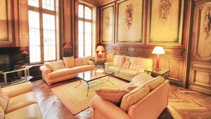 Ein geräumiges Wohnzimmer mit großem Fernseher, zwei Sofas, einem Couchtisch und einem Kamin.