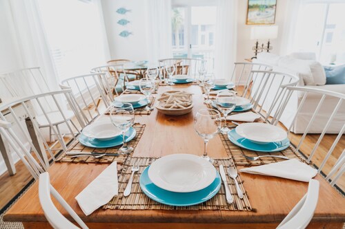 Delightful Home with full Grand Pavilion Pool access - steps to the beach