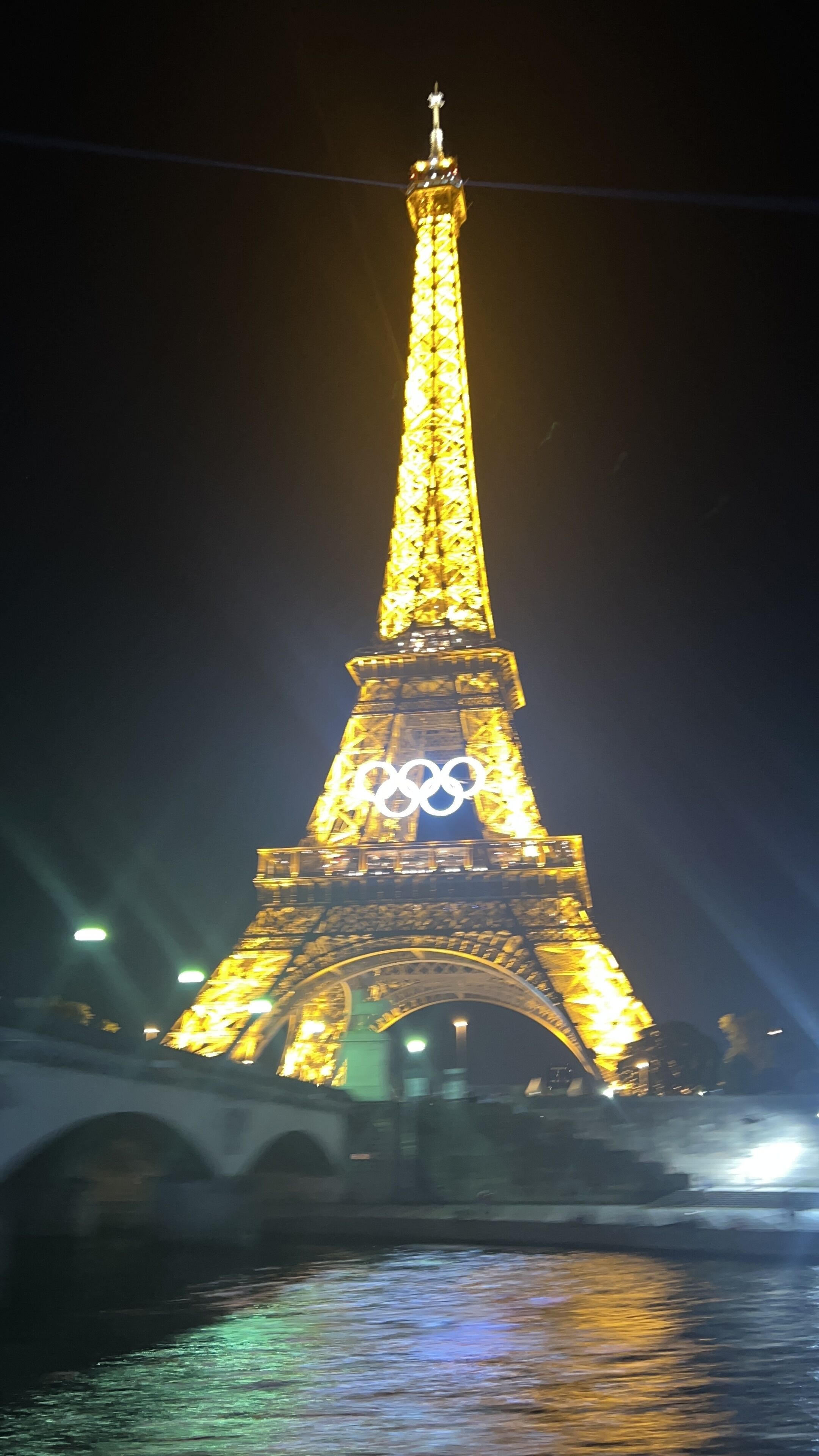La Tour Eiffel la nuit, illuminée par ses lumières.