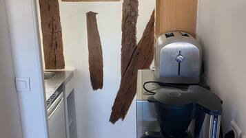 冰箱、微波炉、茶具/咖啡用具、电热水壶