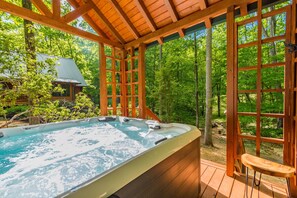 Outdoor spa tub - ♨️Hot Tub🛏️King Bed🔥Fireplace 🍷Wineries🌲Oasis🥾Hike🌎Comfy🔥Fire Pit⛲Pond 🆒 (Dahlonega)