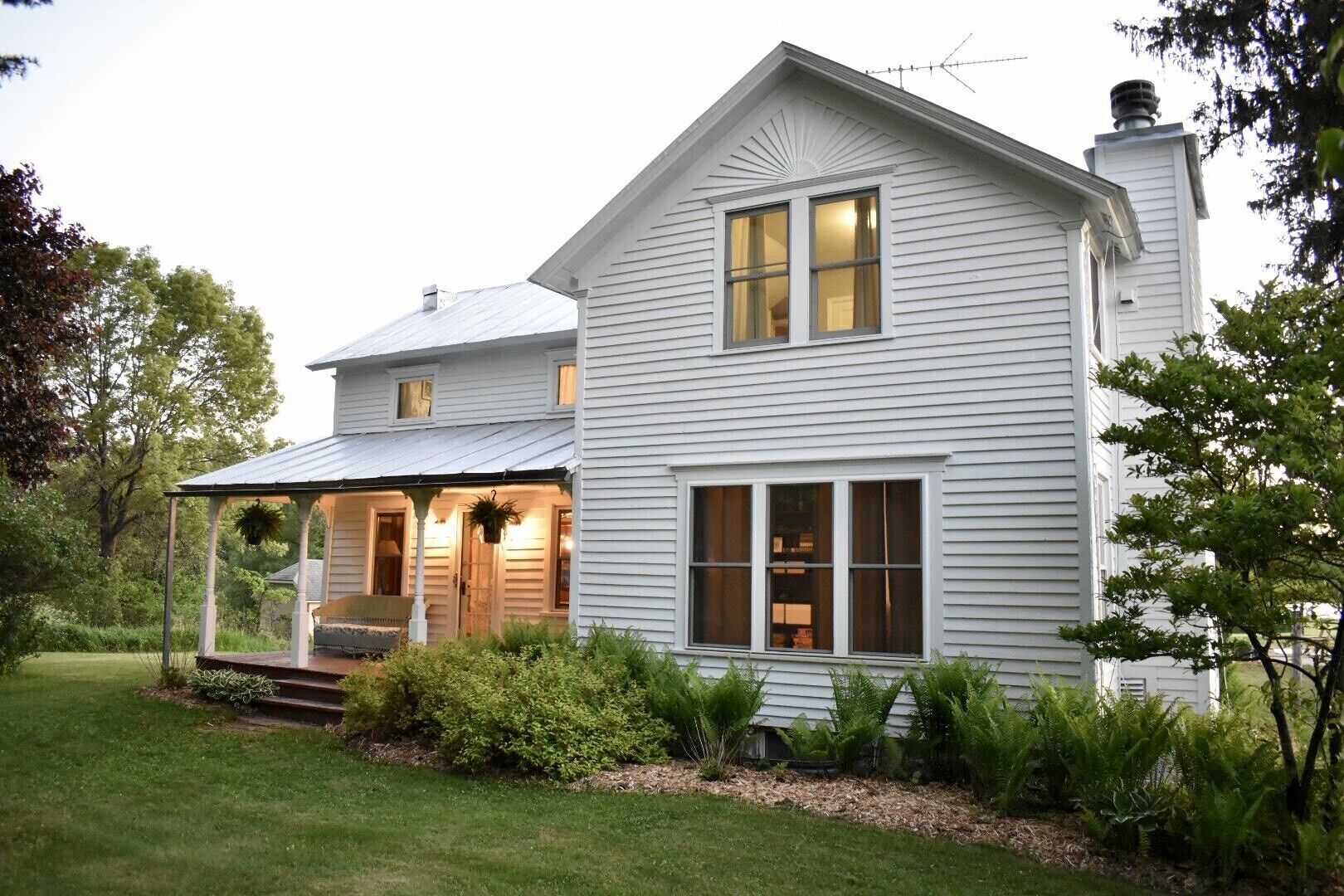 Private retreat! 20 acre Farmhouse on Private Lake. Hot tub under the stars.