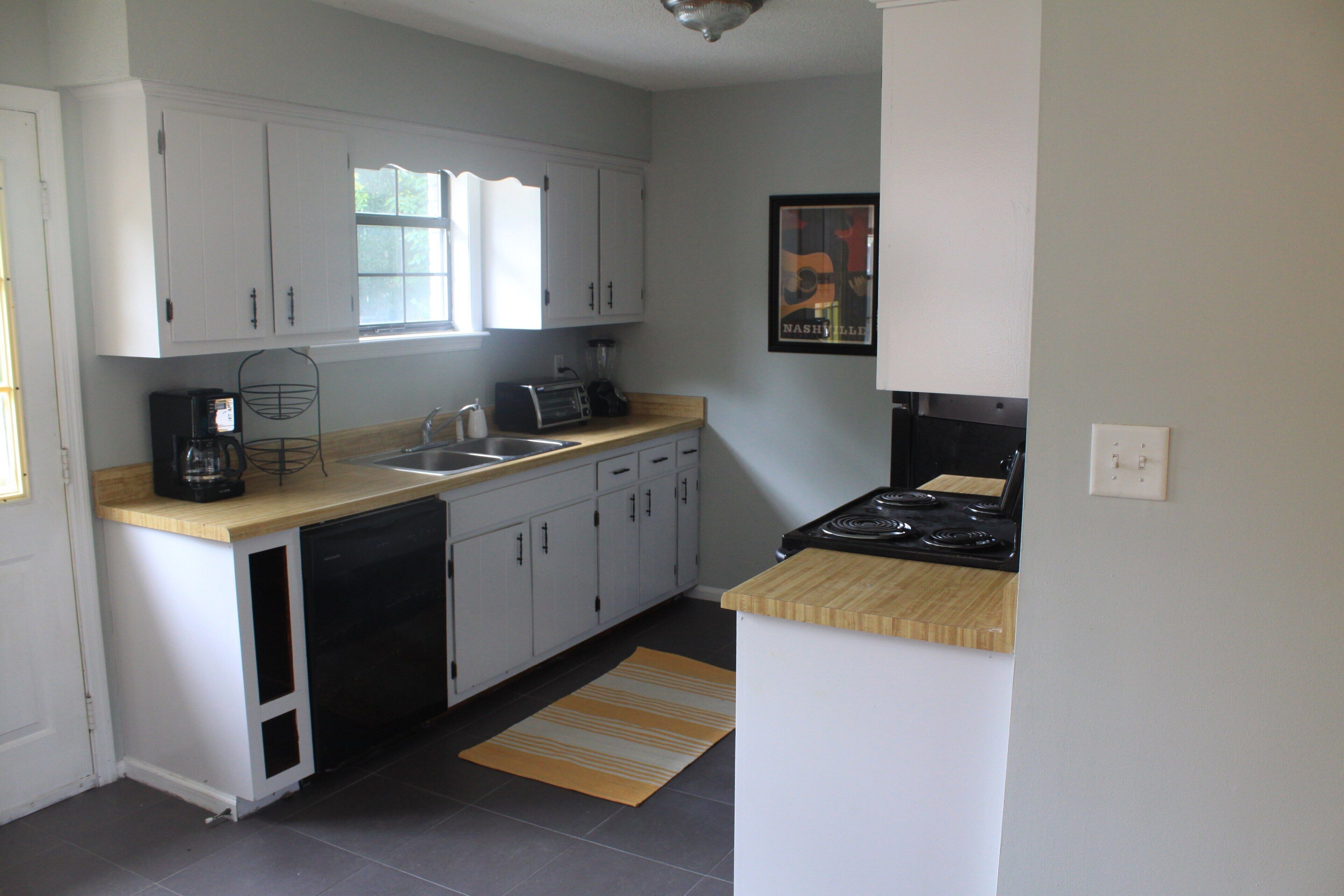 Yellow Door Inn (3 Br House) in Hip East Nashville Urban Neighborhood