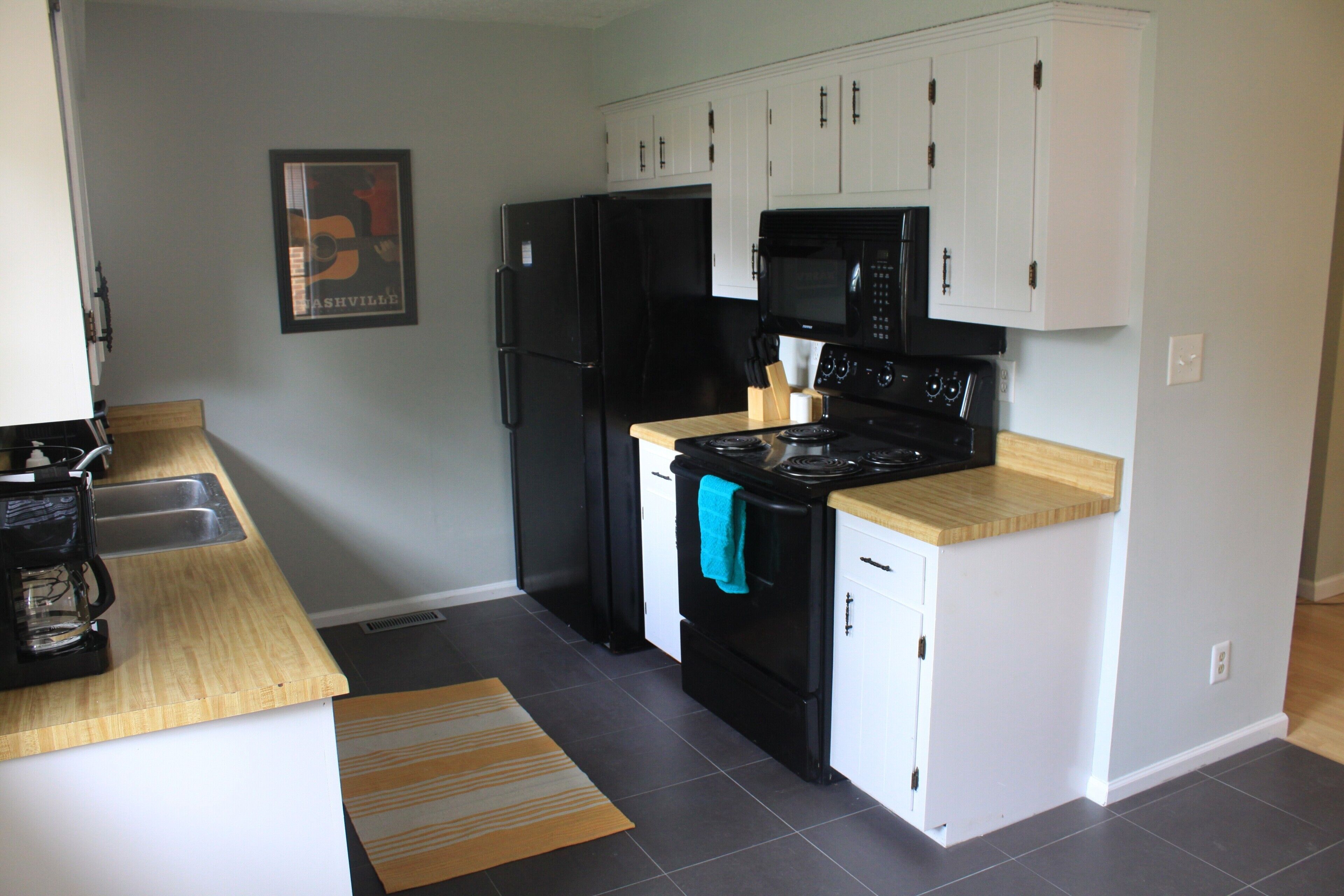 Yellow Door Inn (3 Br House) in Hip East Nashville Urban Neighborhood