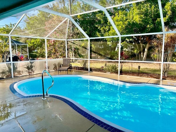 Una piscina al aire libre, una piscina climatizada