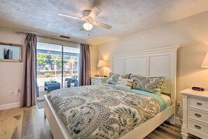 2 habitaciones, escritorio y tabla de planchar con plancha