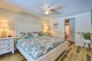 2 habitaciones, escritorio y tabla de planchar con plancha