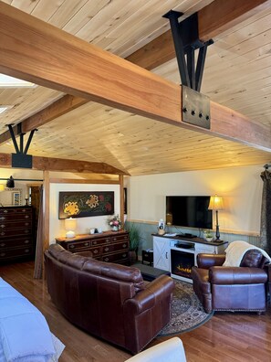 Älytelevisio, takka, DVD-soitin, pöytäjalkapallopöytä