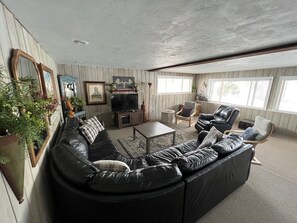 Smart TV, fireplace, foosball, books - Lazy K on the Madison River (Cameron)