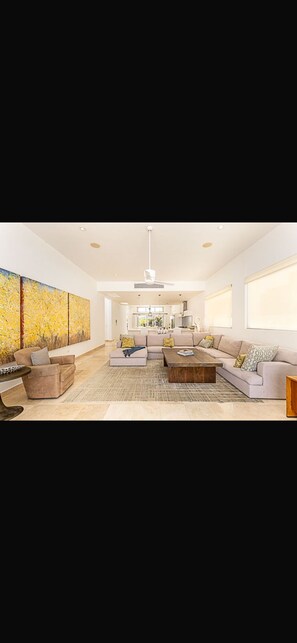 Smart-TV, Kamin, Stereoanlage