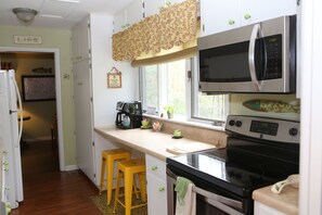 Geladeira, micro-ondas, fogão, cooktop