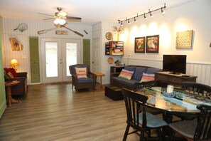 智能電視、壁爐、DVD 播放機、書籍