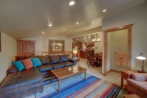 TV, fireplace, DVD player, books - In Town MOAB CONDO RETREAT-Su Casa inn Suite-CLEAN-SAFE-PRIVATE (Moab)
