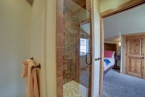 Dusche, umweltfreundliche Kosmetikartikel, Haartrockner, Handtücher