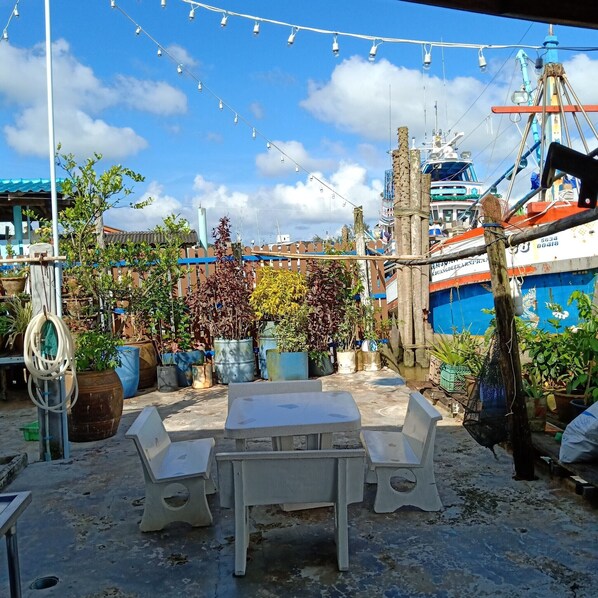 View from room - Rub Lom Chom Klong  by Fisherman Village - Hostel (Chumphon)