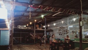 Lobby - Rub Lom Chom Klong  by Fisherman Village - Hostel (Chumphon)