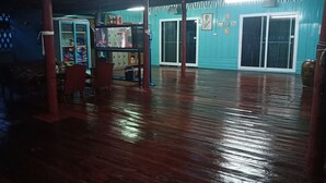 Interior entrance - Rub Lom Chom Klong  by Fisherman Village - Hostel (Chumphon)