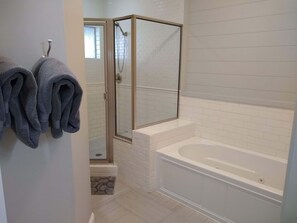 Hair dryer, towels, toilet paper - Luxury Afton Home on Golf Course (Afton)