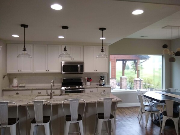 Refrigerador, microondas, horno y parrilla de estufa