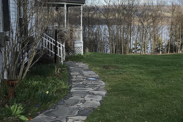 walk way to the front porch