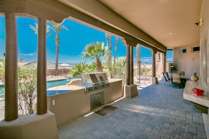 Outdoor dining - Over the top!! Luxury, spacious, quiet family retreat. Residential Estate Area. (Lake Havasu City)