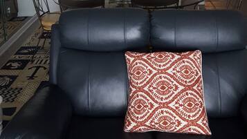 Smart TV, reproductor de DVD, libros y videoteca