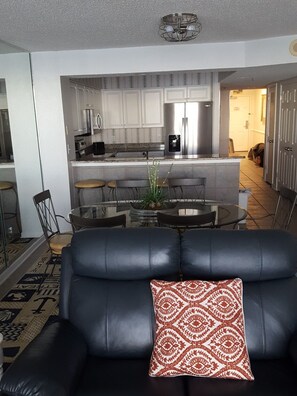 Smart TV, lettore DVD, libri, videoteca