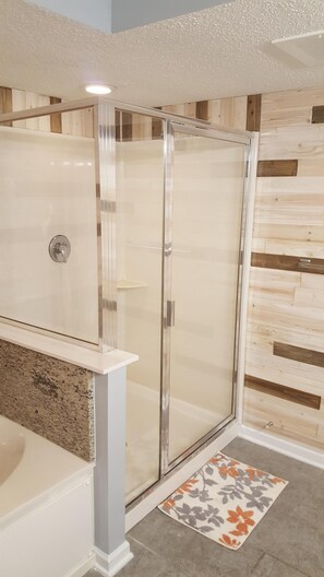 Duschwanne, Whirlpool, Haartrockner, Toilettenpapier