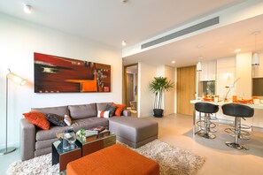 Apartamento luxo | Área de estar | TV de tela plana 42 polegadas com canais via satélite, TV