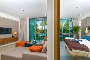 Apartamento luxo | Área de estar | TV de tela plana 42 polegadas com canais via satélite, TV